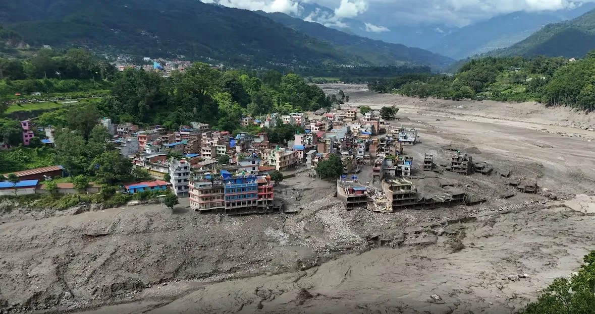 Imágenes desgarradoras muestran el momento en que una inundación azota la frontera entre China y Nepal, dejando hasta el momento 95 muertos y cientos de desaparecidos