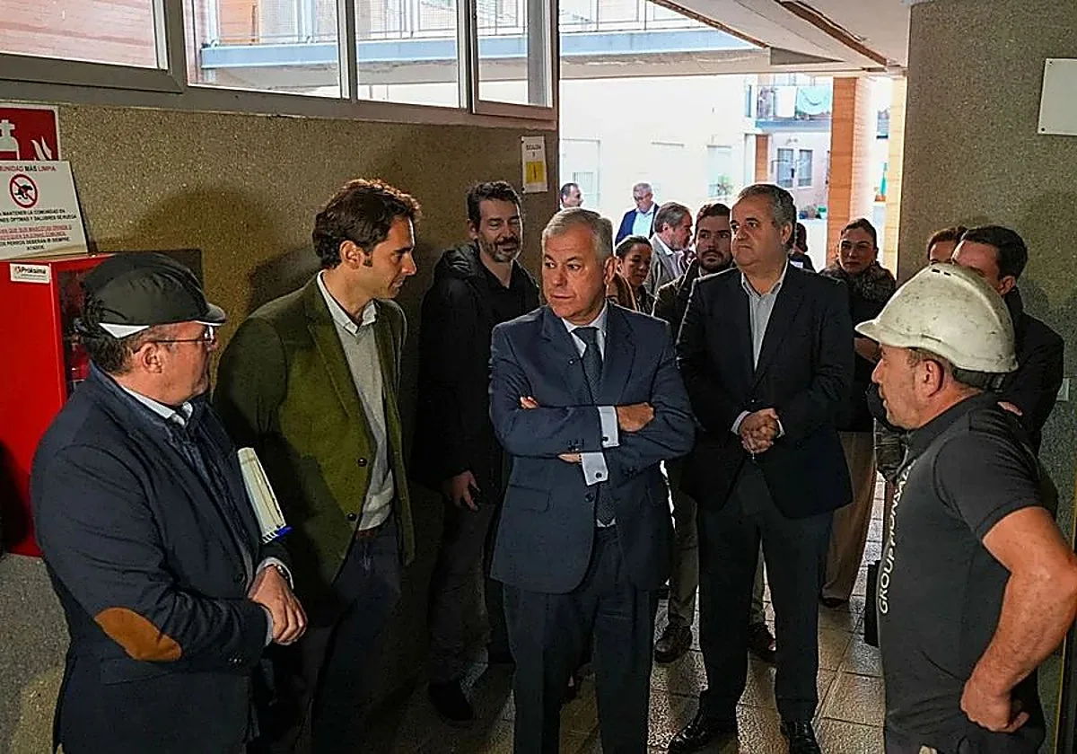 El Ayuntamiento de Sevilla lanza una subvención de más de dos millones de euros para instalar 10 ascensores en los barrios