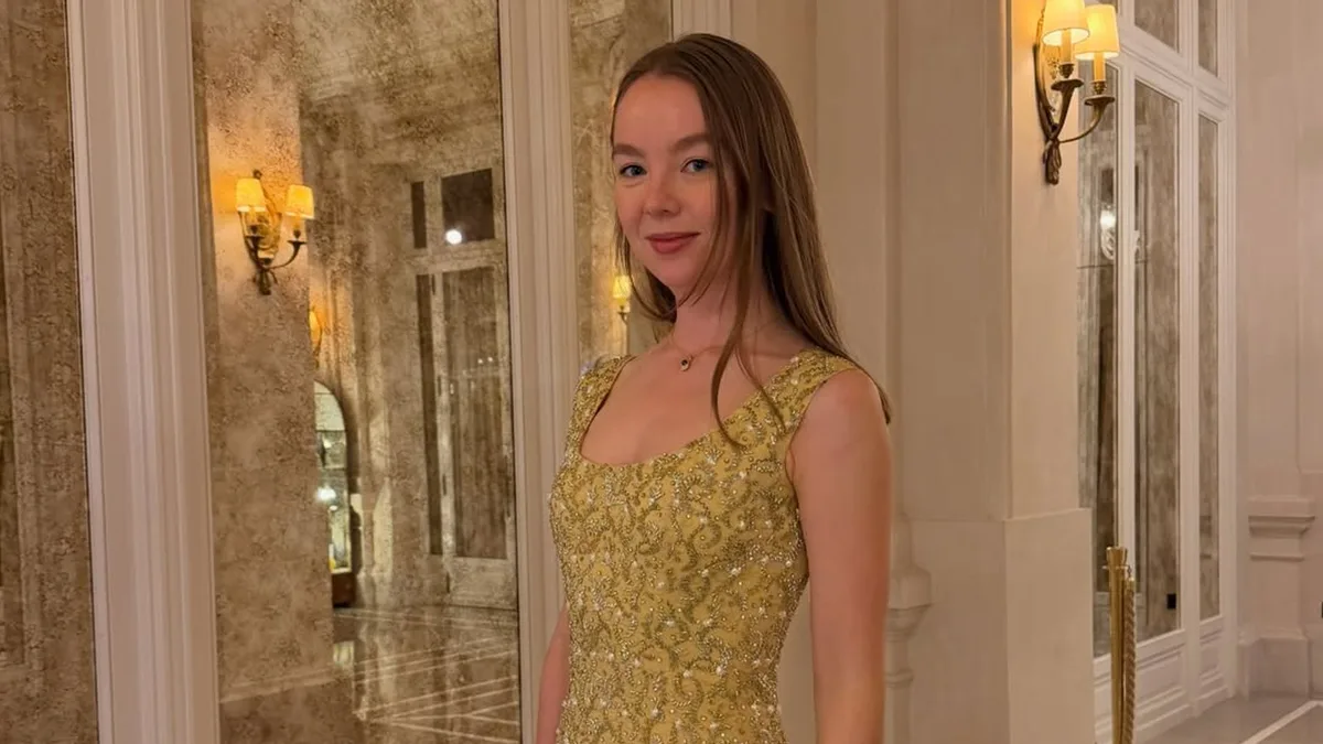 Alexandra de Hannover rescata el vestido dorado 'vintage' de su abuela Grace Kelly, que esta llevó en la preboda de los reyes Juan Carlos y Sofía hace 6 décadas