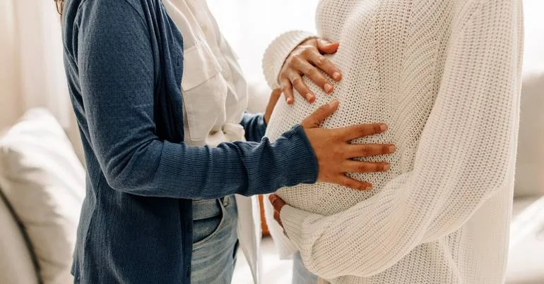 Casal e barriga de aluguer lutam por recém-nascido no Texas