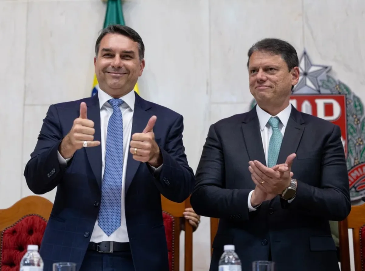 “Flávio vai participar do meu programa”, diz Tarcísio