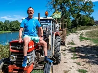 « C’était comme un pèlerinage » : après le décès de ses parents, il traverse la France à bord du tracteur familial