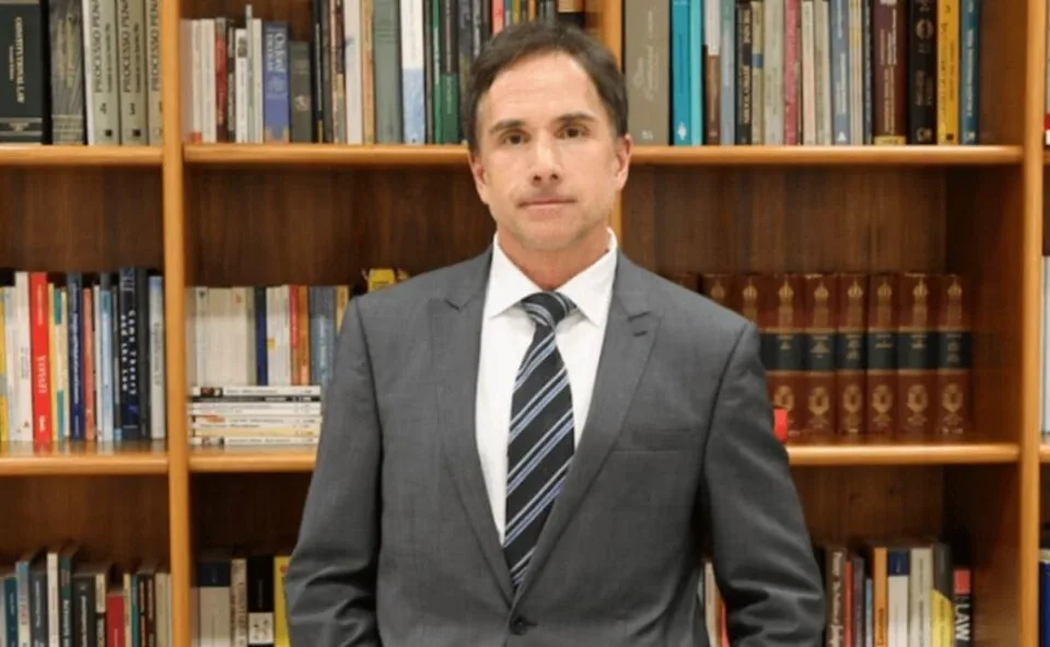 Juiz acusado de furtar champanhe “perde o cargo” após processo no TRF-4