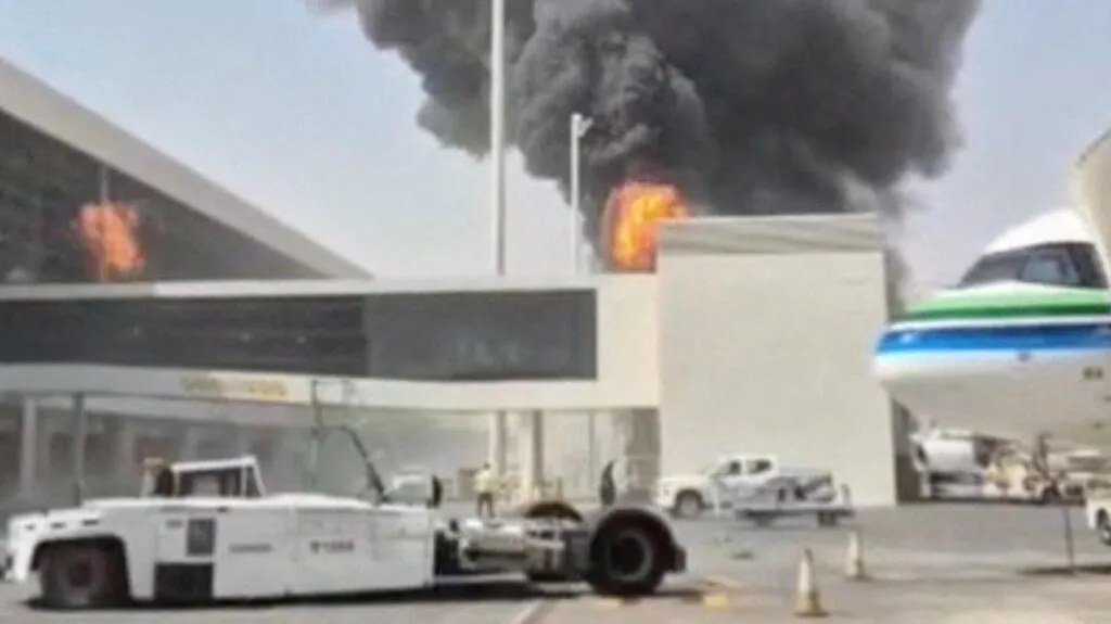 Ataque houthi a aeroporto de Riade deixa dezenas de feridos