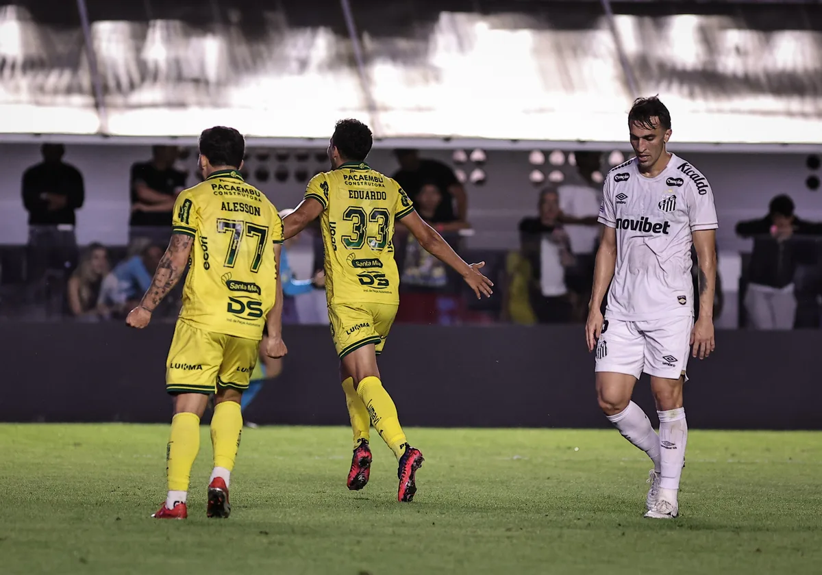 João Schmidt desfalca Santos em clássico contra o Corinthians, pelo Campeonato Brasileiro