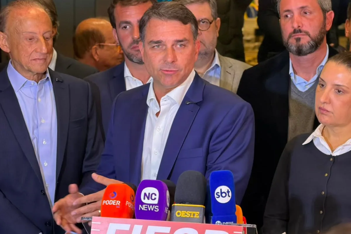Flávio Bolsonaro queima largada e apela por voto útil da direita