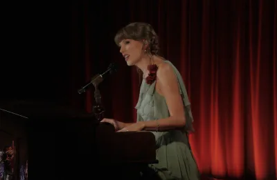 Taylor Swift apresenta mashup de “I Knew It, I Knew You,” “August” e “All Too Well” no Grammy Museum