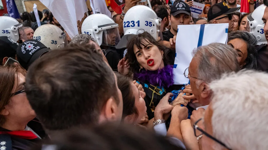 Manifestation dispersée, réseaux sociaux bloqués : la Turquie amplifie la répression contre les LGBT+