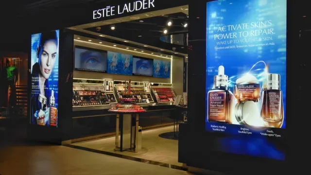 Estée Lauder passa de prejuízo a lucro de 156 milhões no último ano