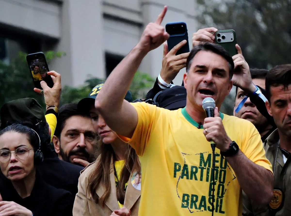 Flávio Bolsonaro prometió subir las pensiones por encima de la inflación y rechazó el ajuste que estudia su equipo