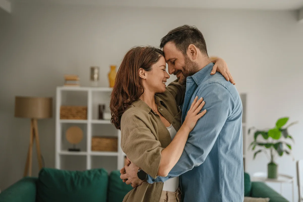Dos grandes gestos aos cuidados discretos: veja como cada signo demonstra que está apaixonado