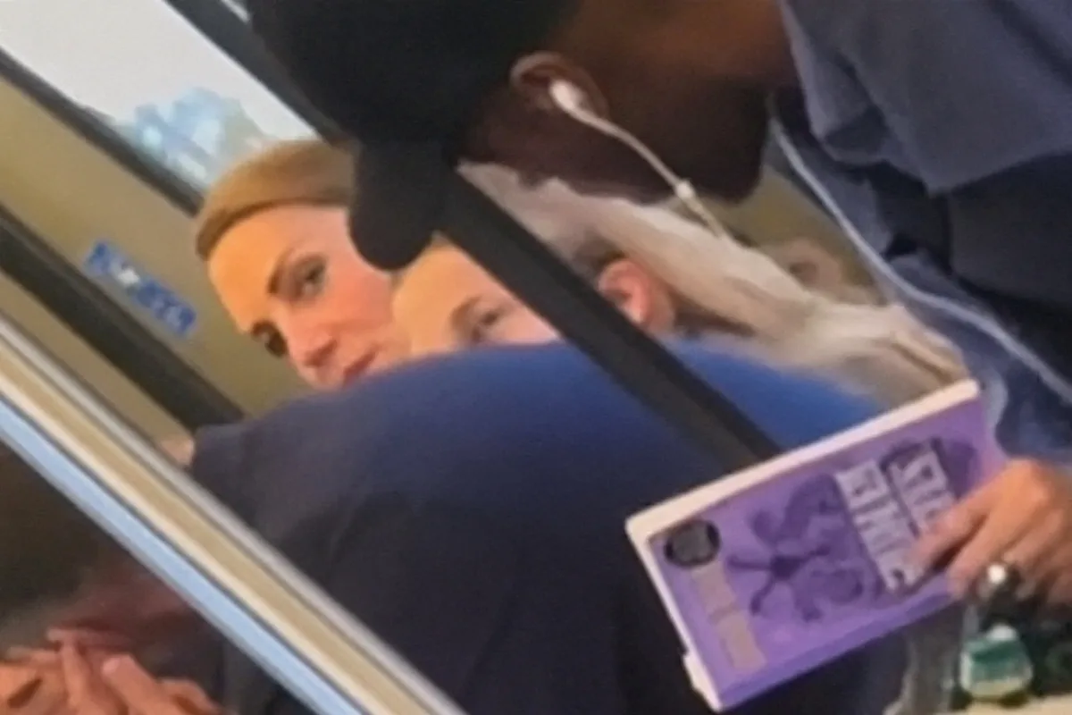Princesas Kate e Charlotte curtem dia de garotas com passeio de metrô