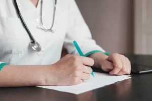 Atestado médico falso gera condenação por litigância de má-fé