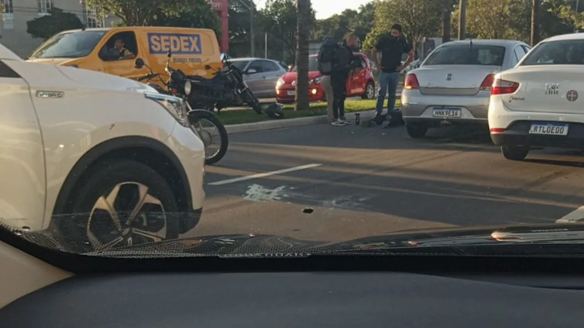 Motociclista e garupa ficam feridos em acidente na Fernando Ferrari, em Vitória