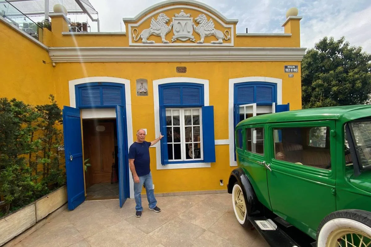 Réplica de casa dos anos 1920 reluz no topo de prédio no Bexiga, em SP