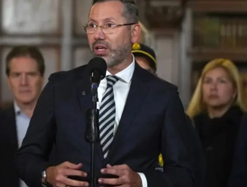 Ministro de Vivienda de Colombia pide disculpas por su viaje durante el terremoto
