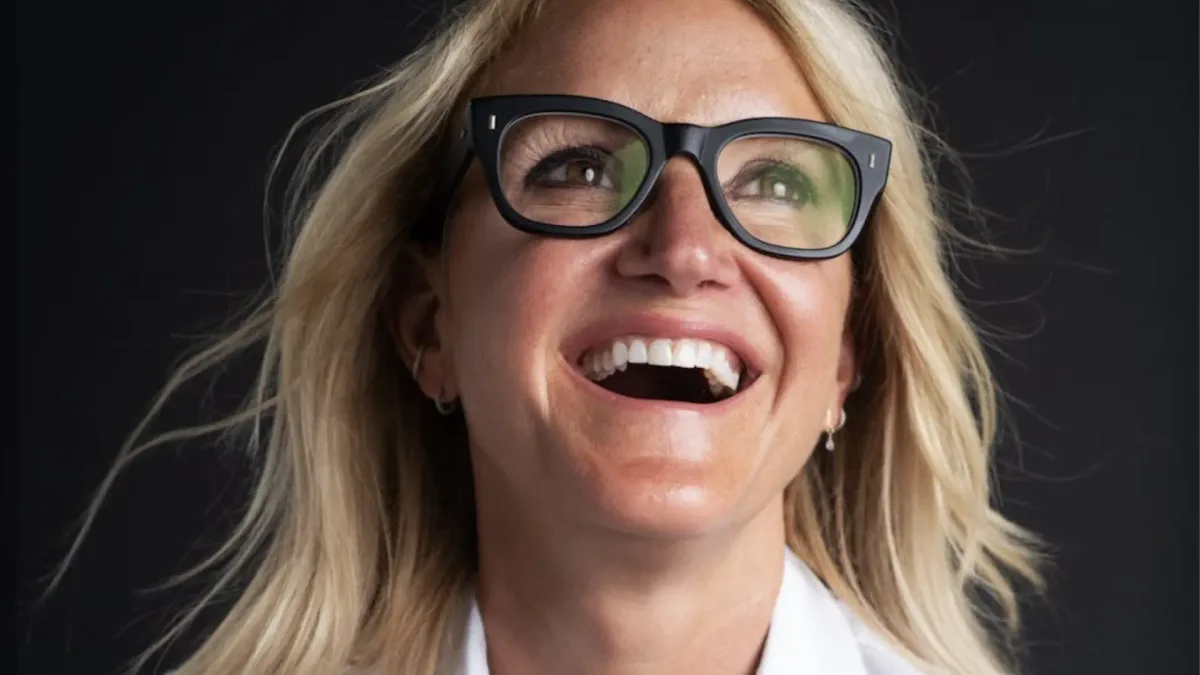 Mel Robbins: "Tienes que aprender a amar a tus padres por quienes son, no por quienes deseas que sean"