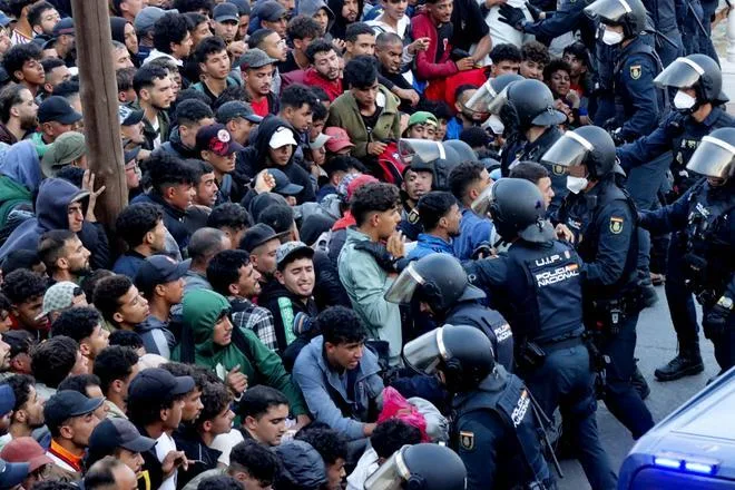 El PP exige la devolución de "todos" los migrantes en Ceuta tras la "estampida" en el traslado al Puerto