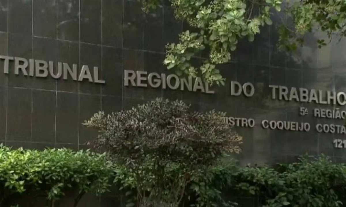 Auxiliar de buffet é demitido por justa causa após beber whisky e dançar com convidados durante festa na Bahia