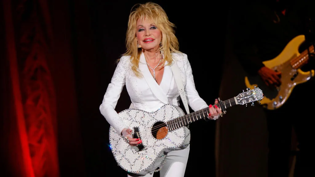 França presta homenagem a Dolly Parton, ícone americana da música country, que morreu aos 80 anos