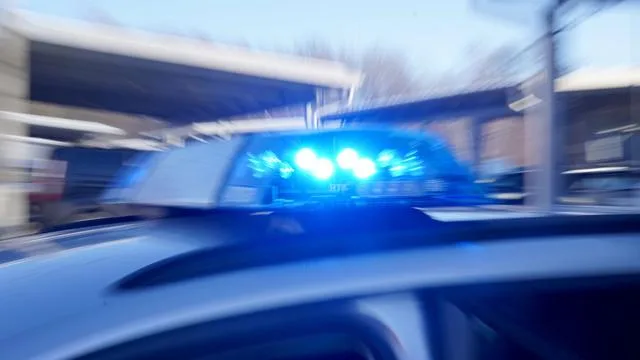 Unfallursache weiter unklar: Tödlicher Unfall - Mann schwebt weiter in Lebensgefahr