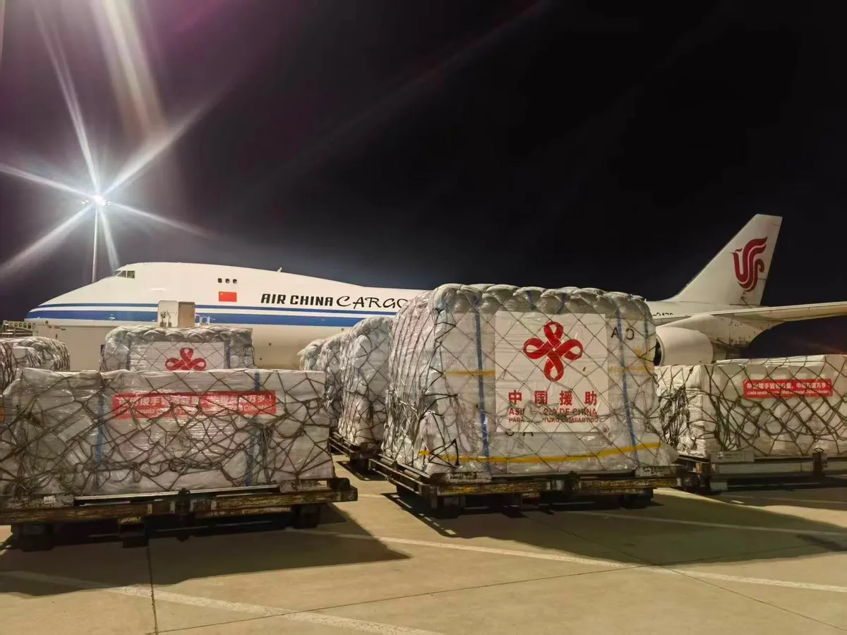 China envía 80 toneladas de ayuda a Colombia tras el terremoto: así es el cargamento que llegará a Bogotá
