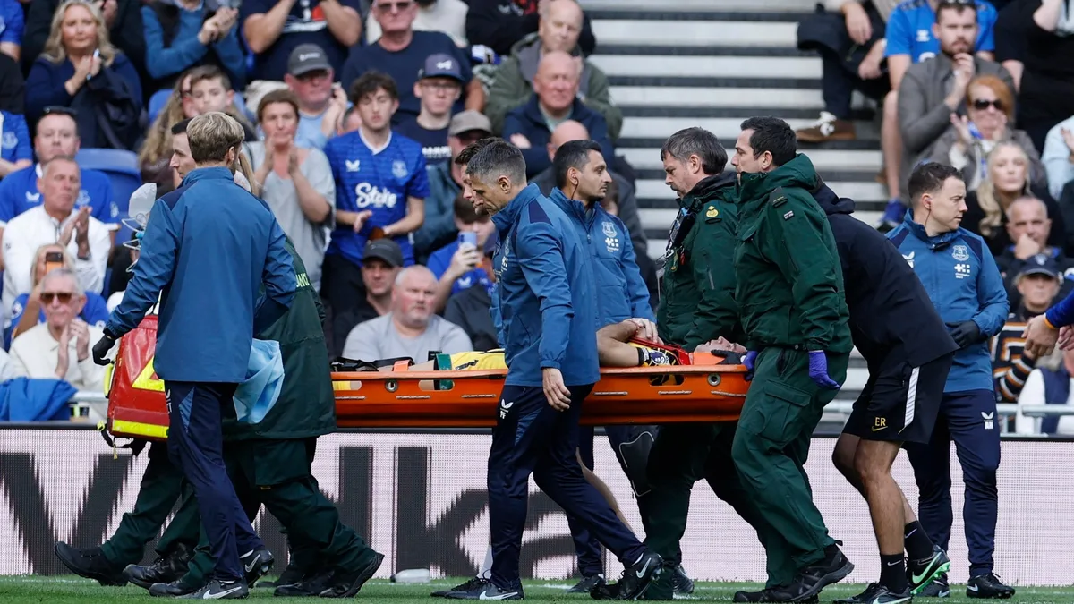 La reprochable actitud de los hinchas del Everton durante la salida de Dibu Martínez por lesión: “Creí que estaba fingiendo”