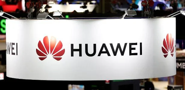 Lucro da Huawei cai 36% no semestre com alta de custos e gastos em IA