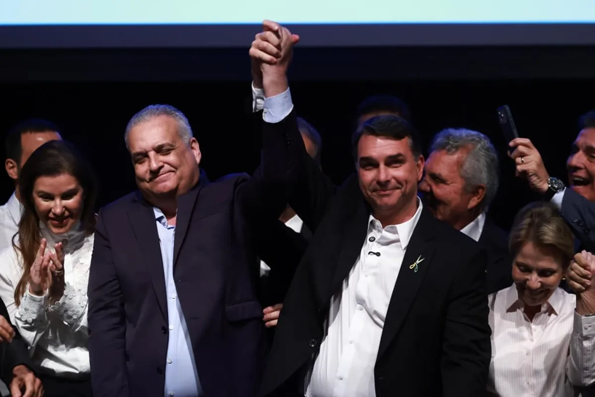Em plano, Flávio propõe reaproximação com EUA e reação a sanções
