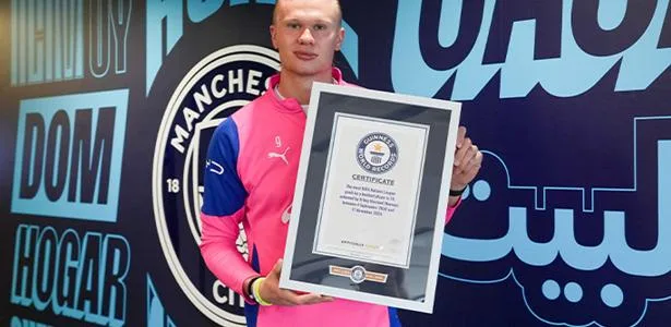 Haaland entra para o Guinness e recebe certificado por quatro recordes