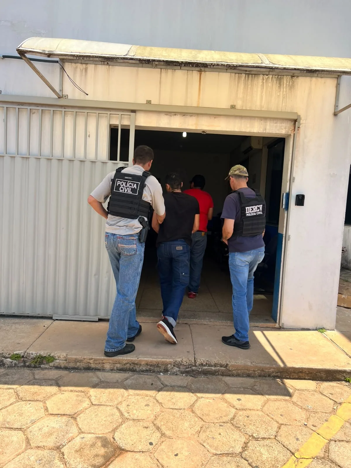 Polícia prende suspeitos de assassinar homem em balneário de RO