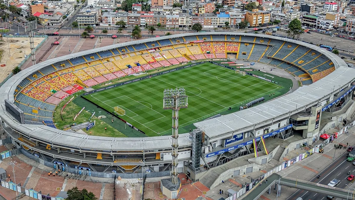 Disturbios entre hinchas de Santa Fe y América en El Campín: violenta pelea en el campo de juego