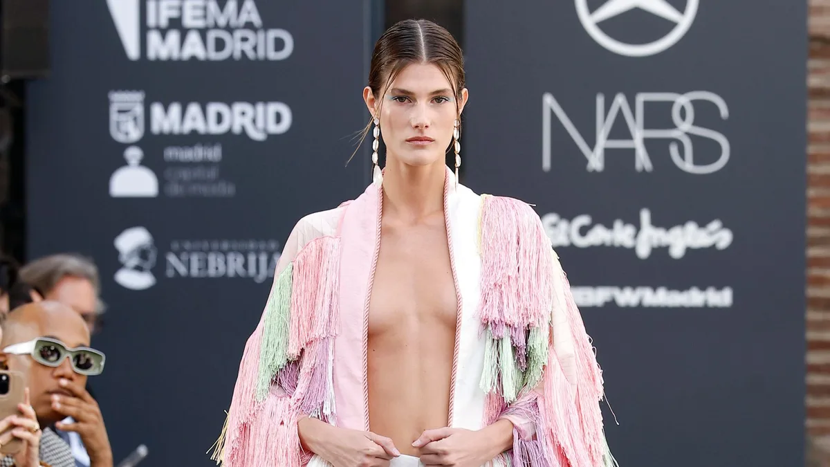 Un viaje a Japón para celebrar los 15 años de Odette Álvarez: nos rendimos a sus kimonos 'nube' con cristales bordados