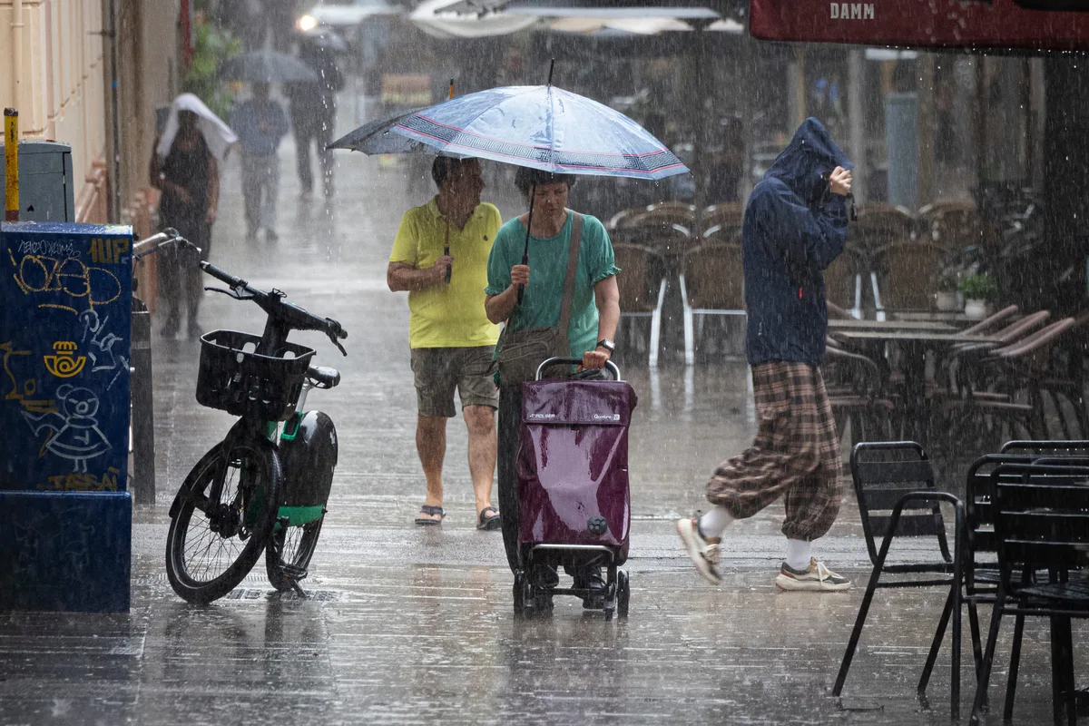 Protección Civil busca a una mujer que ha sido arrastrada por el agua en una riera de Olivella (Barcelona)