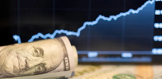Dólar sobe a R$ 5,20, após 4 altas, e Bolsa caminha para 9º dia de queda