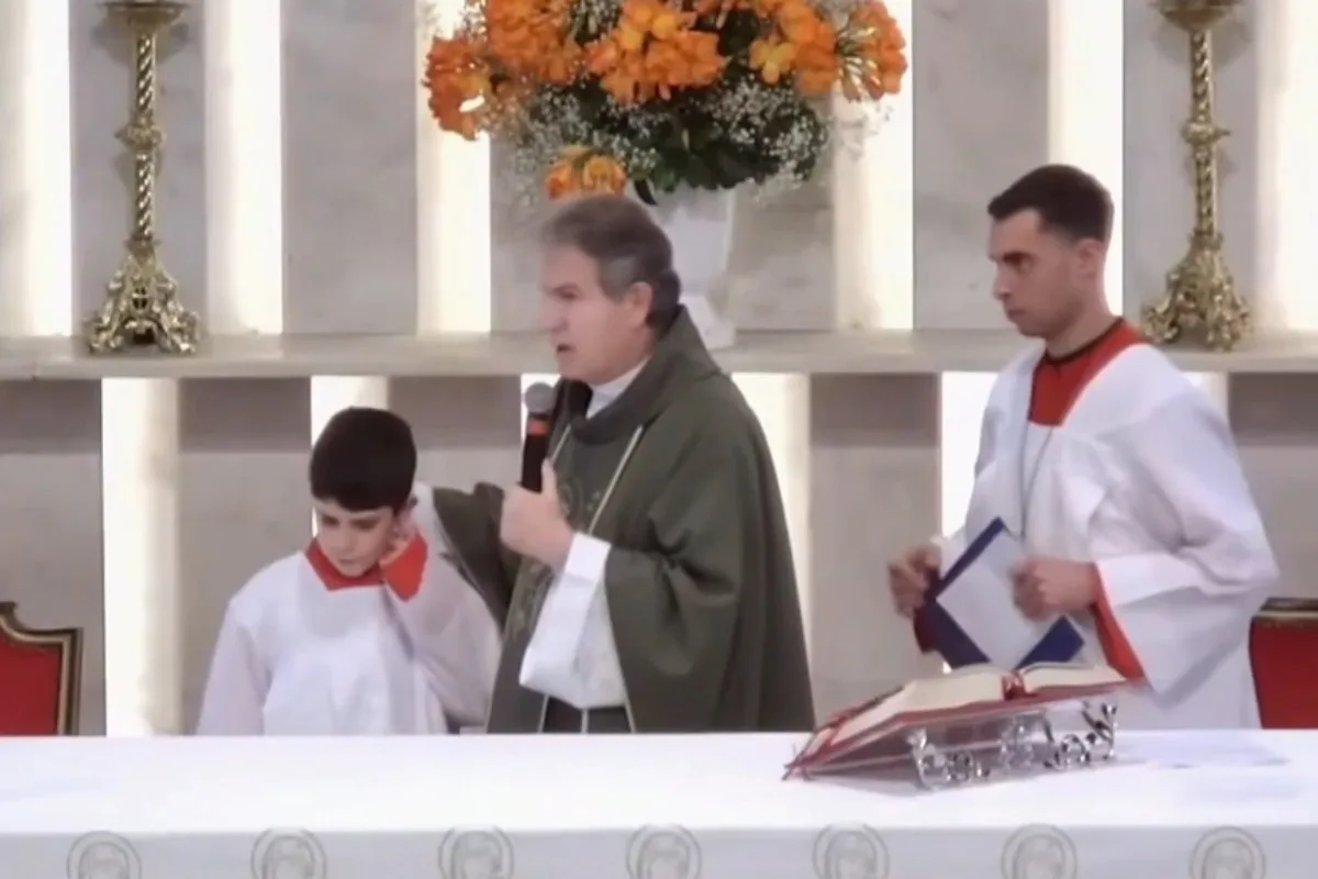Coroinha autista estreia em missa em Curitiba e vídeo com acolhimento de padre viraliza: ‘Uma alegria muito grande no altar’
