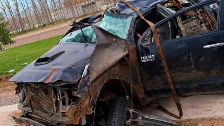 Una camioneta se salió de la ruta y dio varios tumbos: dos personas murieron y otras dos sufrieron heridas graves