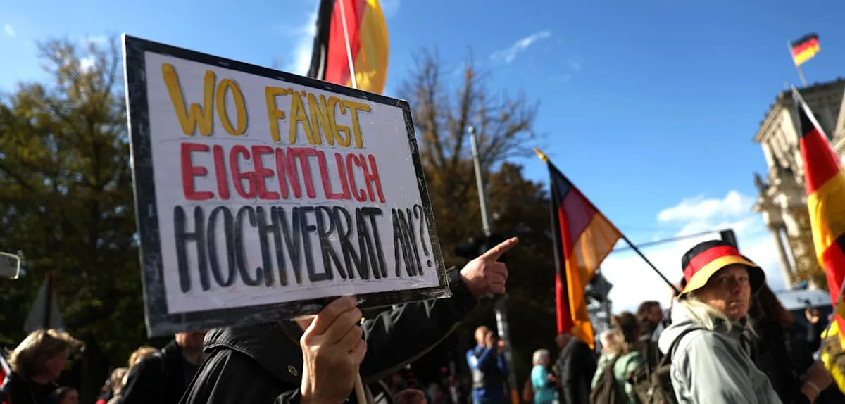 „Goldene Zeiten für Klingbeil, Merz & Co.“ – rund 1000 Demonstranten ziehen durch Berlin