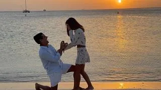 Animador de "Portadas al Día" sorprende a su pareja al pedirle matrimonio en la playa