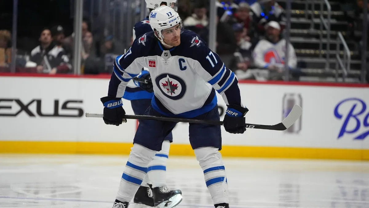 Report: Jets captain Lowry says he expects Hellebuyck at training camp