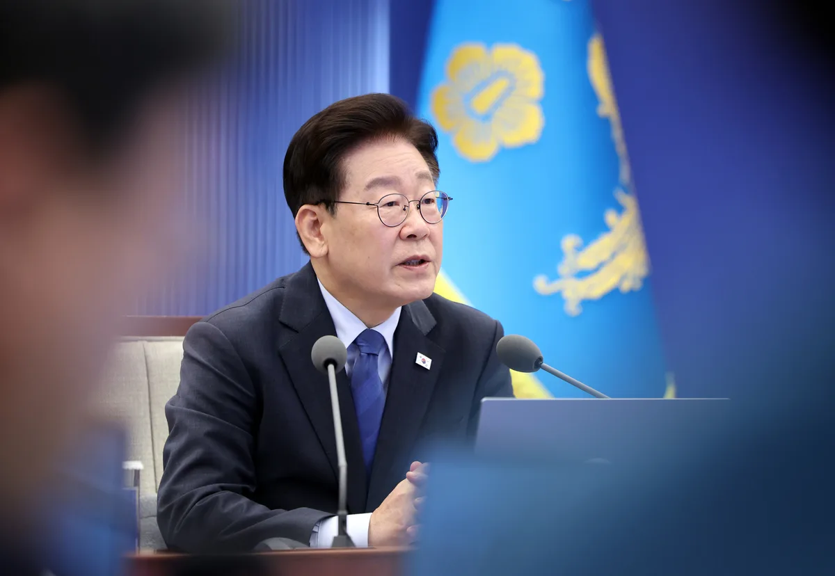 이 대통령 지지율 33.8% 최저치···민주 36.1%·국힘 42.1% 역전 [리얼미터]