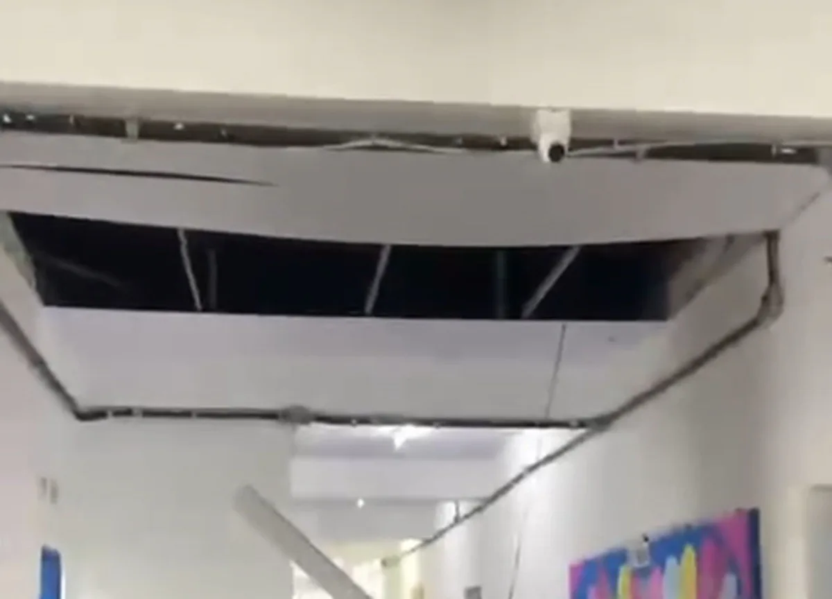 Forro de PVC desaba de teto de escola estadual no Recife; VÍDEO