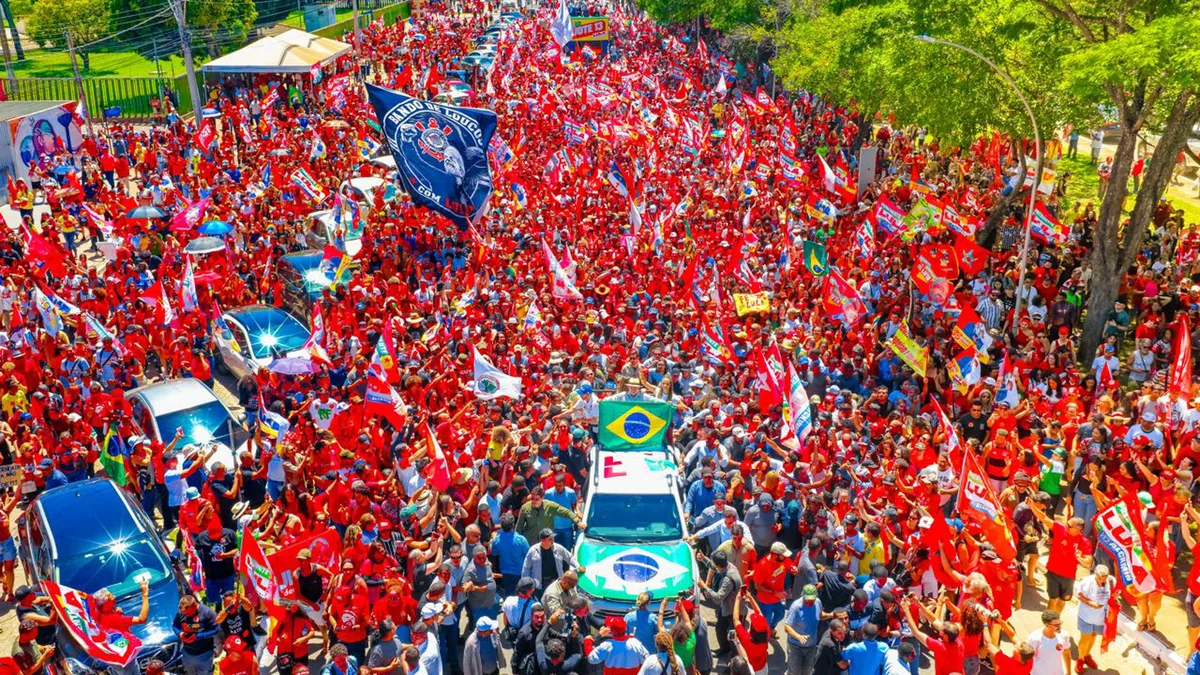 “Rei das selfies”: Lula faz primeira caminhada pós-1º turno