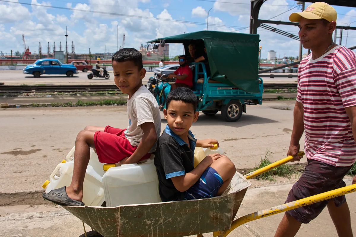 “Sin luz, sin agua”: Así se ven las largas filas de cubanos en las calles con cubetas para intentar conseguir agua