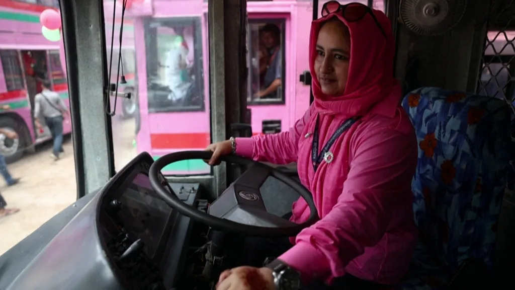 Bangladesh : les bus roses arrivent à Dacca