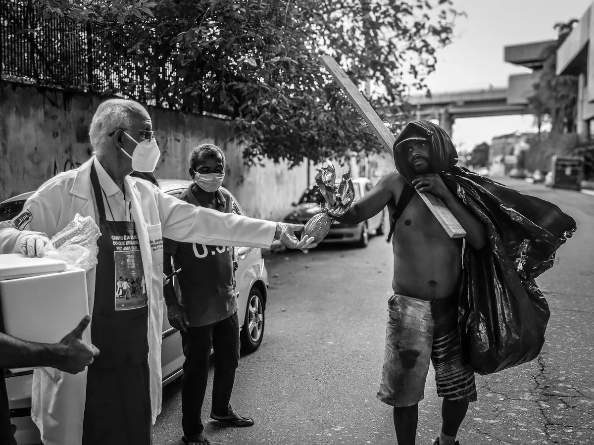Padre Júlio Lancellotti é homenageado em exposição fotográfica sobre trabalho com população de rua