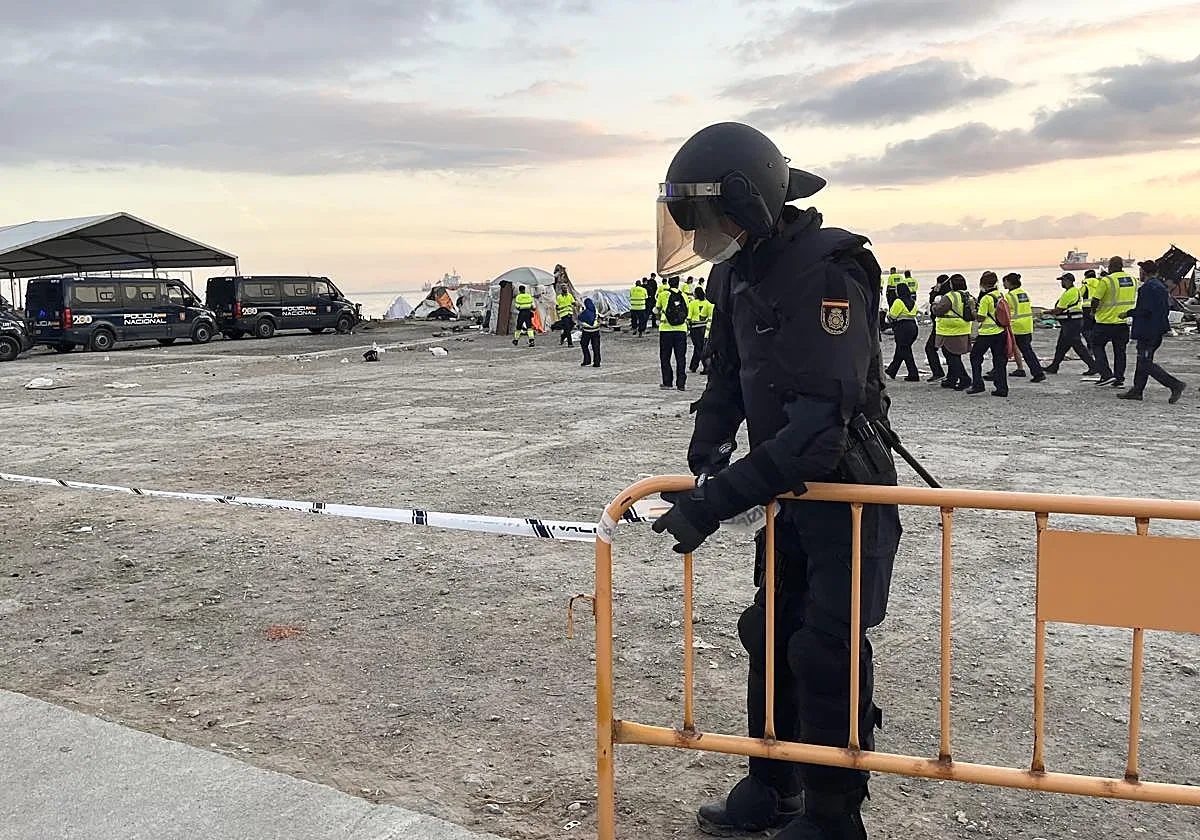 La Policía desaloja el último asentamiento ilegal de inmigrantes en Ceuta antes de la visita de los Reyes
