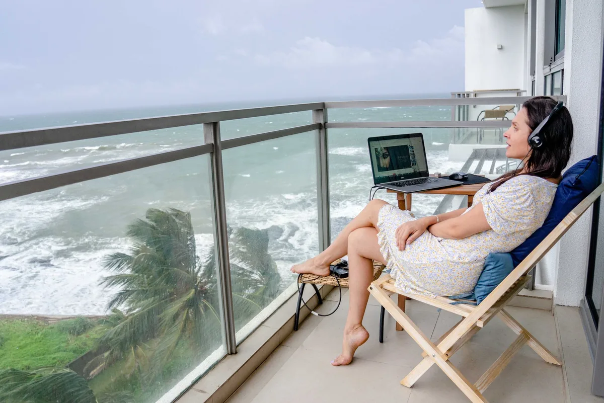 Beber, fumar, usar pijama, fazer tarefas domésticas e mais: o que pode dar problema no home office?