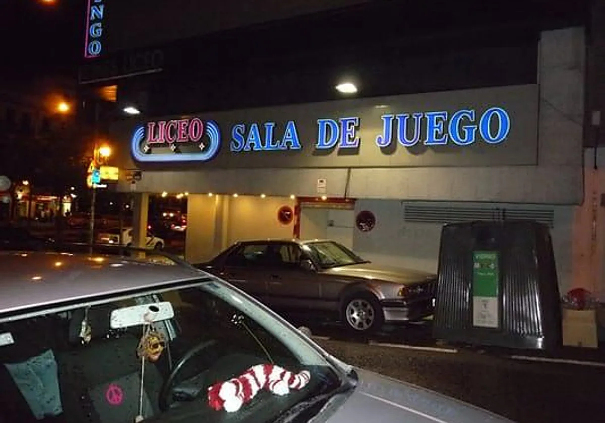 Encapuchados encañonan a la empleada de un bingo por 800 euros y se empotran con un bus y un coche
