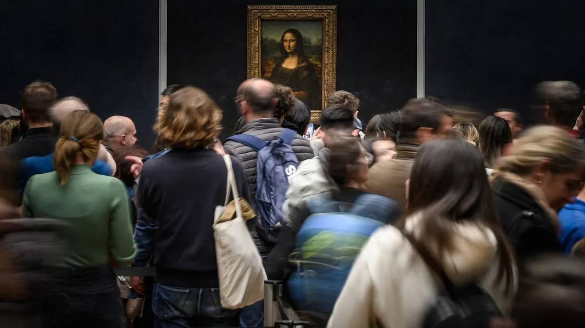 Detuvieron a dos turistas alemanes que colgaron sus propios cuadros en la sala de la Mona Lisa en el Louvre